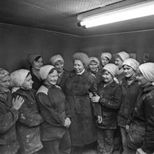 Бригада отделочниц с наставницей | Горожане. 1982 г., г.Северодвинск. Фото #C14656.