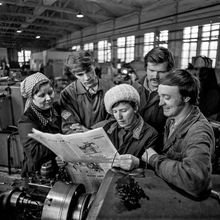 Коллектив за чтением газеты | Горожане. 1982 г., г.Северодвинск. Фото #C14662.