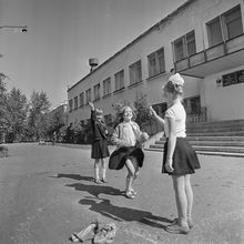 На скакалке | Школа. 1982 г., г.Северодвинск. Фото #C14674.
