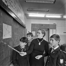 У школьной доски | Школа. 1982 г., г.Северодвинск. Фото #C14682.