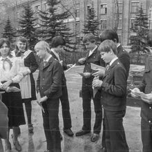 Прием в пионеры перед зданием заводоуправления Северного машиностроительного предприятия | Школа. 1982 г., г.Северодвинск. Фото #C1876.