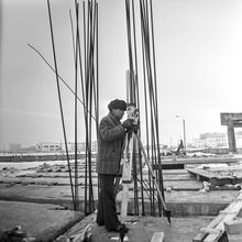 Геодезист | Строительство. 1982 г., г.Северодвинск. Фото #C14421.