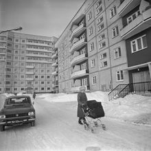 У нового дома | Виды города. 1982 г., г.Северодвинск. Фото #C14708.