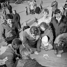 Сбор подписей | Общественная жизнь. 1982 г., г.Северодвинск. Фото #C9723.