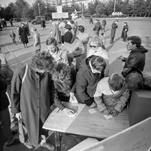 Сбор подписей | Общественная жизнь. 1982 г., г.Северодвинск. Фото #C9724.