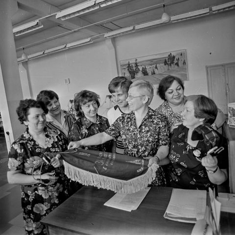 Коллектив  - победитель соцсоревнования | Общественная жизнь. 1982 г., г.Северодвинск. Фото #C14726.