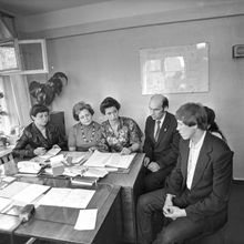 Совещание в кабинете | Горожане. 1983 г., г.Северодвинск. Фото #C2303.