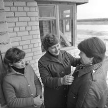 Около производственного помещения | Горожане. 1983 г., г.Северодвинск. Фото #C2306.