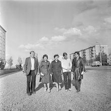 Группа людей идет по незаасфальтированной дороге | Горожане. 1983 г., г.Северодвинск. Фото #C2289.