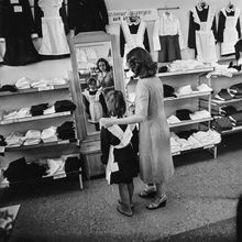 Примерка школьной формы в магазине | Торговля. 1983 г., г.Северодвинск. Фото #C2278.