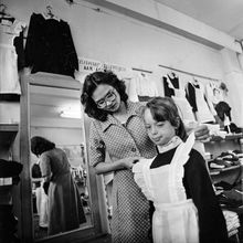 Примерка школьной формы в магазине | Торговля. 1983 г., г.Северодвинск. Фото #C2279.