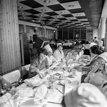 Жюри кулинарного конкурса оценивает блюда | Общепит. 1983 г., г.Северодвинск. Фото #C2274.