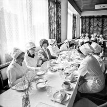 Жюри кулинарного конкурса оценивает блюда | Общепит. 1983 г., г.Северодвинск. Фото #C2275.