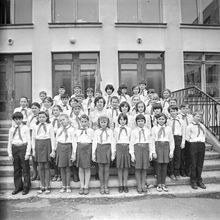 Пионерский отряд на школьном крыльце | Школа. 1983 г., г.Северодвинск. Фото #C2259.