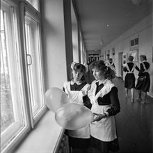 Выпускницы в школьном коридоре | Школа. 1983 г., г.Северодвинск. Фото #C2299.