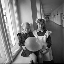 Выпускница и младшая школьница в школьном коридоре | Школа. 1983 г., г.Северодвинск. Фото #C2300.