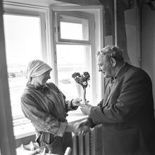Вручение цветов | Строительство. 1983 г., г.Северодвинск. Фото #C12057.