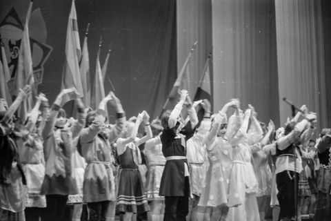 Выступление детского танцевального коллектива | Школа. 1984 г., г.Северодвинск. Фото #C1858.