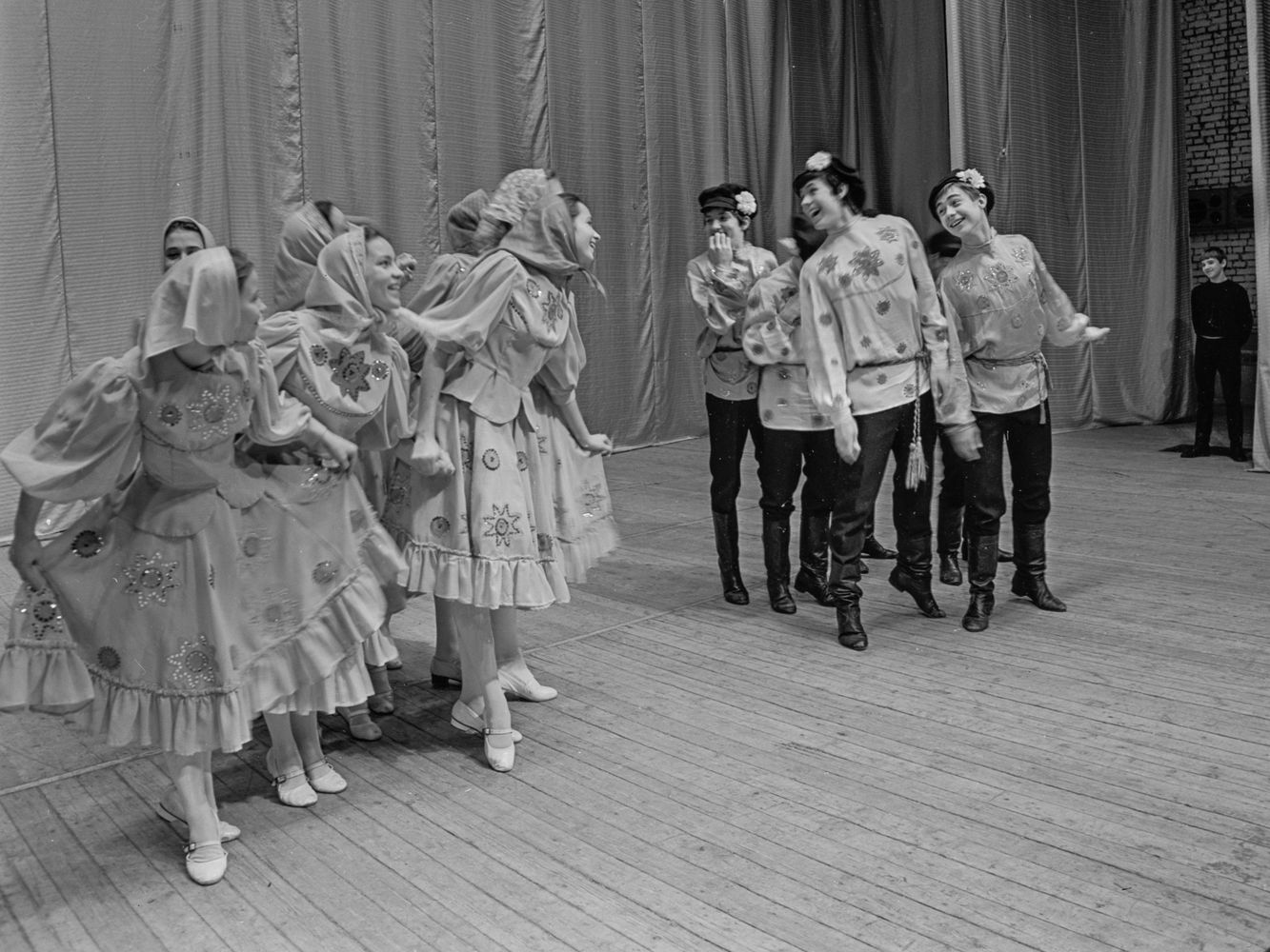 Русский народный танец | Культура. 1984 г., г.Северодвинск. Фото #C1407.