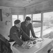 Погрузка на машину | Транспорт. 1984 г., г.Северодвинск. Фото #C1344.