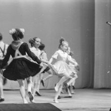 Выступление танцевального коллектива | Культура. 1984 г., г.Северодвинск. Фото #C1384.
