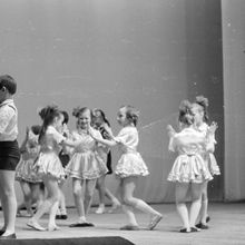 Выступление танцевального коллектива | Культура. 1984 г., г.Северодвинск. Фото #C1385.
