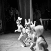 Танец "зайчиков" | Культура. 1984 г., г.Северодвинск. Фото #C1389.