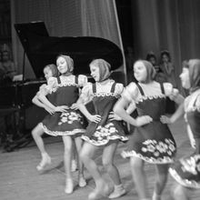 Выступление танцевального коллектива | Культура. 1984 г., г.Северодвинск. Фото #C1392.