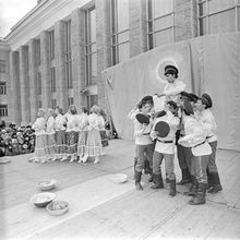 Выступление танцевального коллектива | Культура. 1984 г., г.Северодвинск. Фото #C1427.