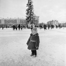 На новогодней площади | Дети. 1984 г., г.Северодвинск. Фото #C6006.