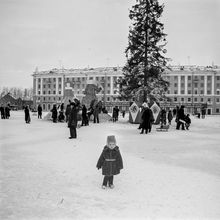 Около городской елки | Дети. 1984 г., г.Северодвинск. Фото #C6008.