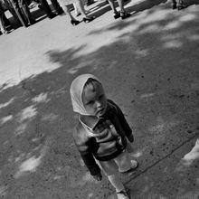 Девочка на улице | Дети. 1984 г., г.Северодвинск. Фото #C1211.