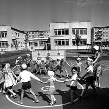 Группа детского сада на прогулке. | Дети. 1984 г., г.Северодвинск. Фото #C1214.
