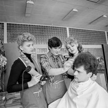 В парикмахерской. Мужская стрижка | Быт. 1984 г., г.Северодвинск. Фото #C1449.