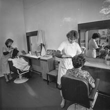 В женском зале парикмахерской | Быт. 1984 г., г.Северодвинск. Фото #C1454.