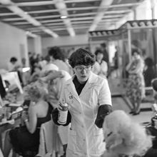 Фиксация стрижки лаком. Конкурс парикмахеров | Быт. 1984 г., г.Северодвинск. Фото #C1457.