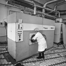 Загрузка машины химической чистки | Быт. 1984 г., г.Северодвинск. Фото #C1477.