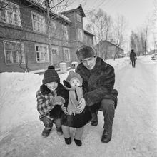 Водитель Автоколонны-1700 Александр Ворона с детьми | Горожане. 1984 г., г.Северодвинск. Фото #C1485.