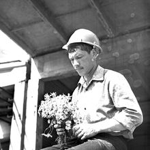 Мужчина с букетом цветов | Горожане. 1984 г., г.Северодвинск. Фото #C1223.