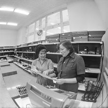 В отделе магазина | Торговля. 1984 г., г.Северодвинск. Фото #C6038.