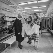 В магазине | Торговля. 1984 г., г.Северодвинск. Фото #C6144.