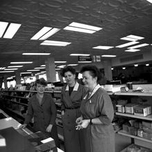 В новых отделах ЦУМа | Торговля. 1984 г., г.Северодвинск. Фото #C1235.