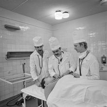 Осмотр больного | Медицина. 1984 г., г.Северодвинск. Фото #C6142.