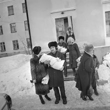 Выписка. Родители с новорожденными | Медицина. 1984 г., г.Северодвинск. Фото #C1565.