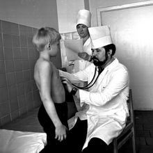 Врач осматривает пациента | Медицина. 1984 г., г.Северодвинск. Фото #C1245.