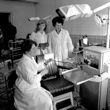 Около нового стоматологического кресла | Медицина. 1984 г., г.Северодвинск. Фото #C1248.