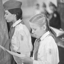 У флага. На торжественной пионерской линейке | Школа. 1984 г., г.Северодвинск. Фото #C1828.