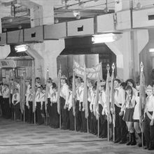 Пионерская линейка в цехе предприятия | Школа. 1984 г., г.Северодвинск. Фото #C1838.