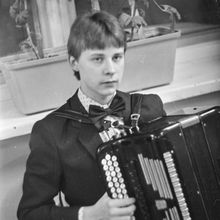 Учащийся музыкальной школы. С баяном | Школа. 1984 г., г.Северодвинск. Фото #C1840.