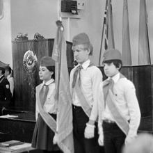 У флага. На торжественной пионерской линейке | Школа. 1984 г., г.Северодвинск. Фото #C1842.